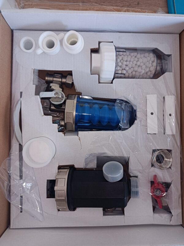 Kit salva caldaia composto da: defangatore magnetico, dosatore polifosfati, neutralizzato te di condense acide, raccorderia per collegamento idraulico, nuovo.