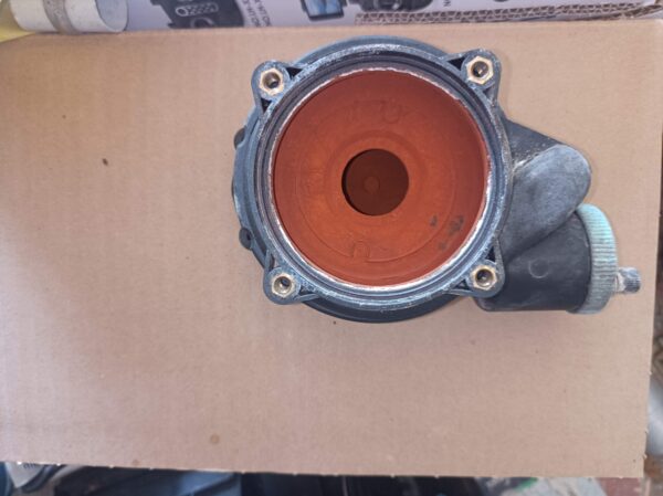 CORPO DI PLASTICA DI DIETRO CIRCOLATORE CALDAIA VAILLANT VMW, E ALTRE, usato funzionante.